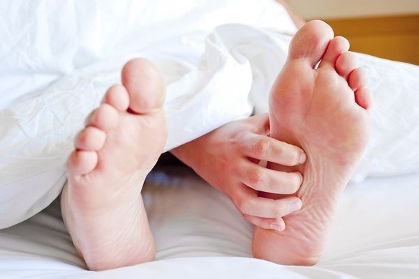 از علل و درمان سوزش کف پا و چربی خون چه می‌دانید؟