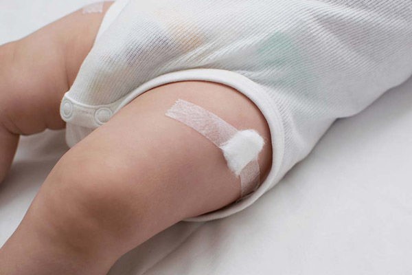 مراقبت از نوزاد و بررسی علت ورم پای نوزاد بعد از واکسن